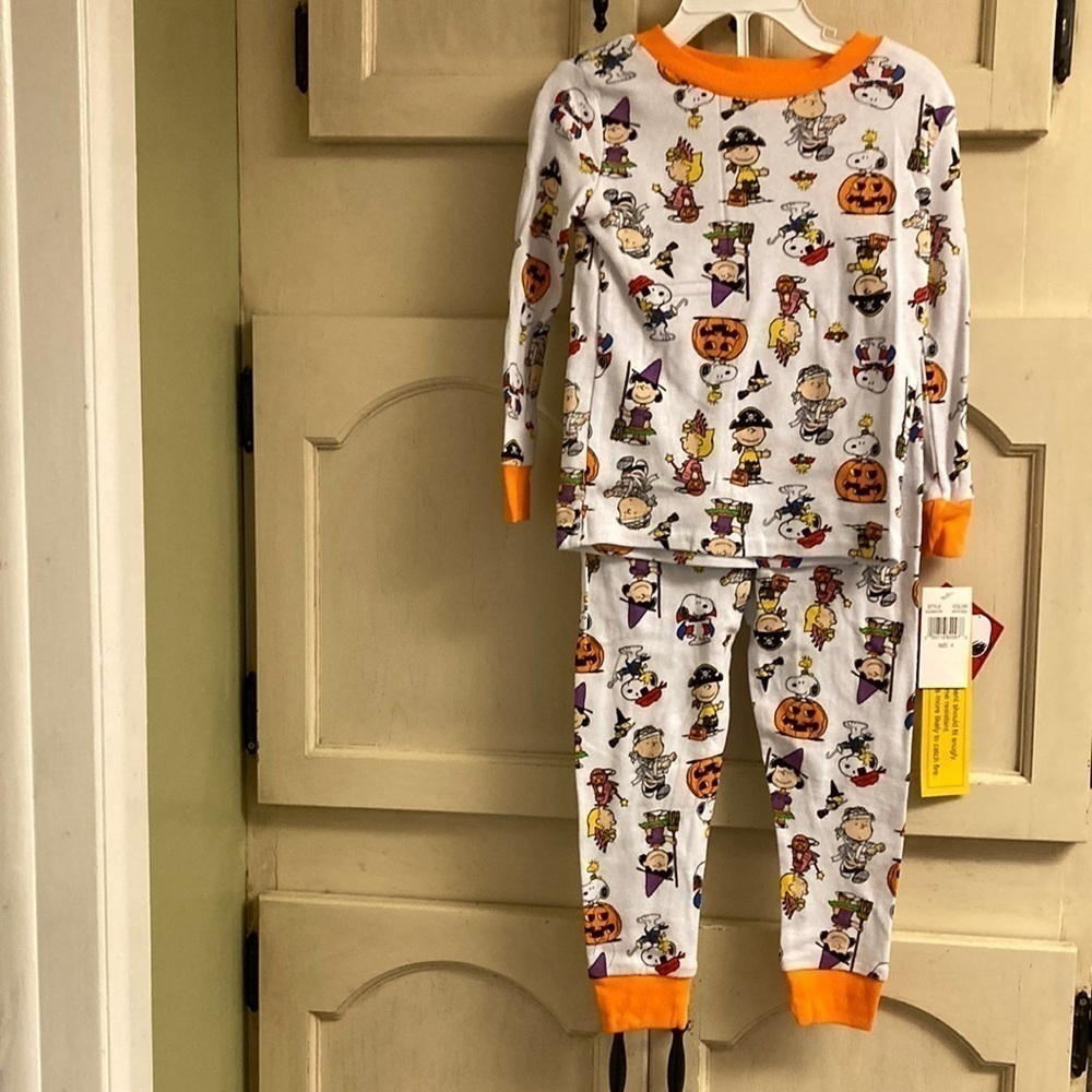NWT PEANUTS SNOOPY CHARACTERS HALLOWEEN CHILD / KIDS SIZE 4 PAJAMAS